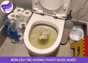 bồn cầu tắc không thoát được nước