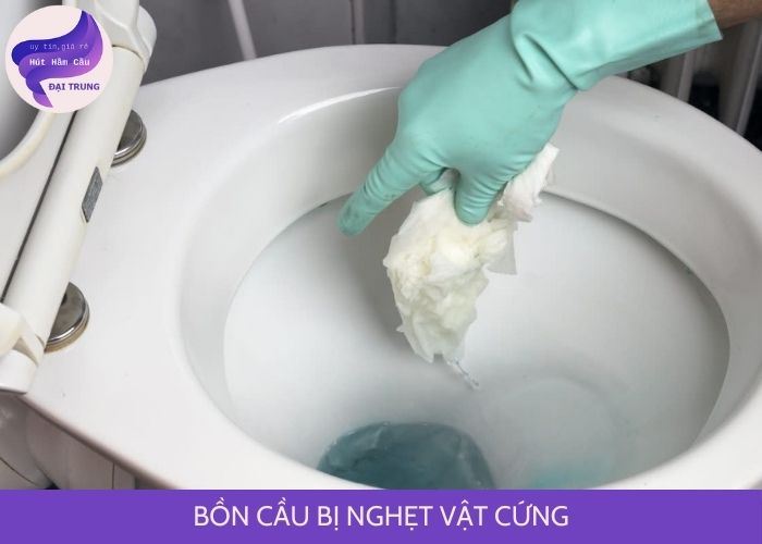 bồn cầu bị nghẹt vật cứng