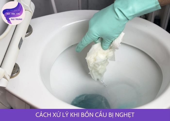 khi bồn cầu bị nghẹt