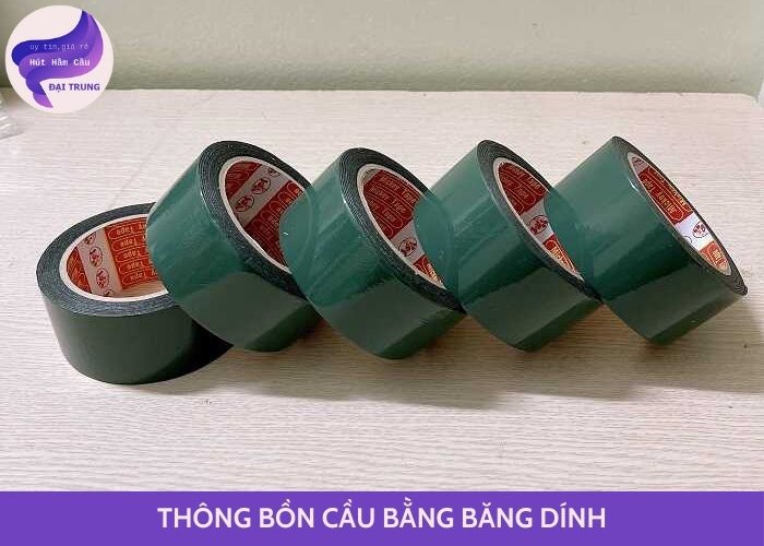 thông bồn cầu bằng băng dính