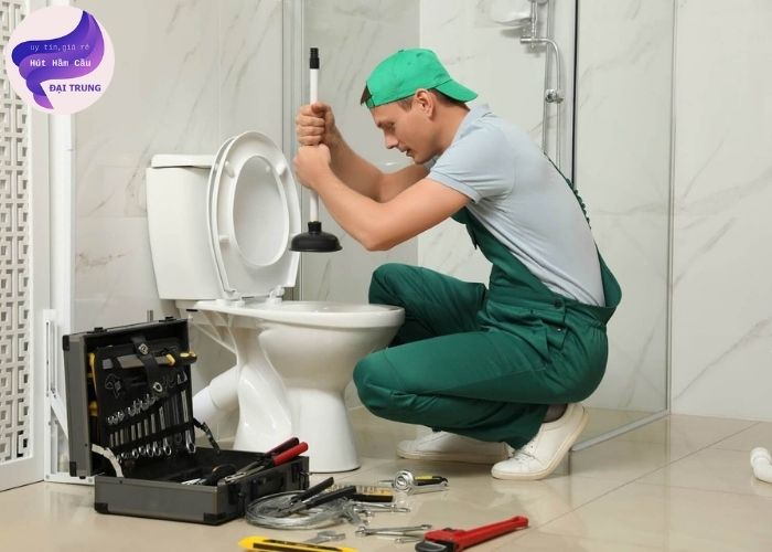 thông bồn cầu bị tắc vật cứng