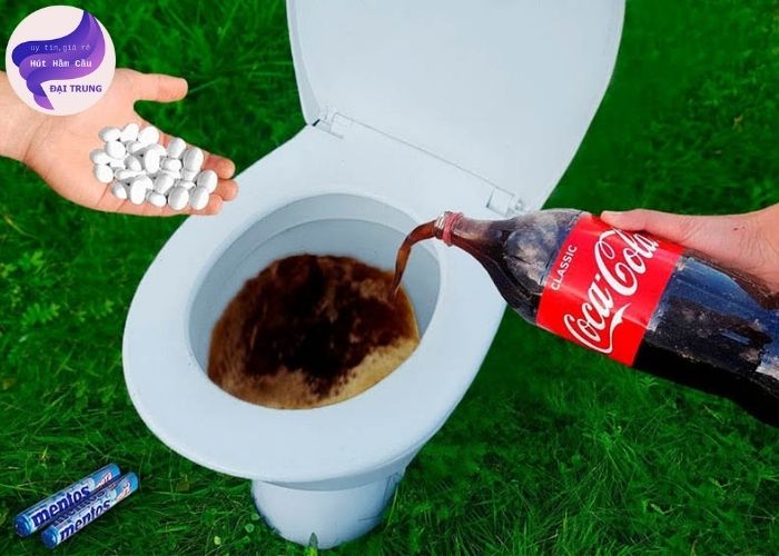 thông tắc bồn cầu bằng coca