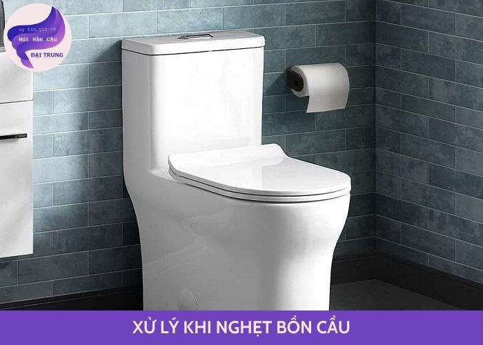 xử lý khi nghẹt bồn cầu