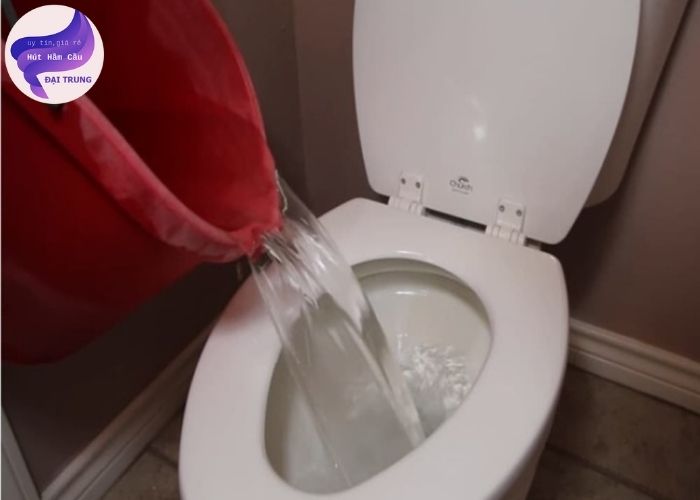 xử lý toilet bị tắc