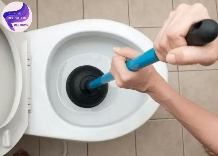 xử lý toilet bị tắc