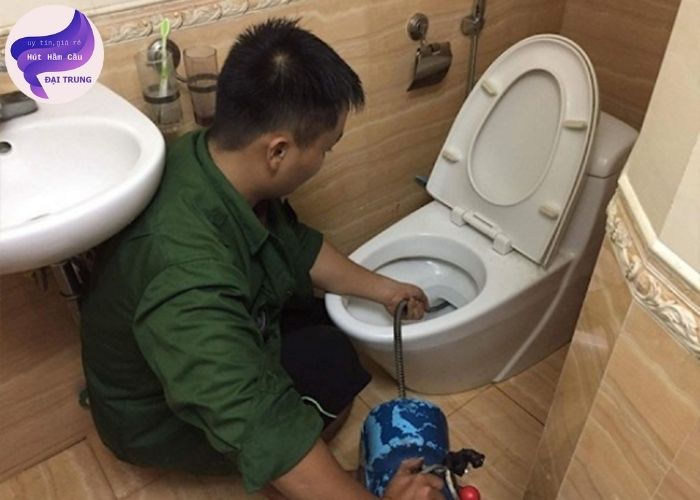 xử lý toilet bị tắc