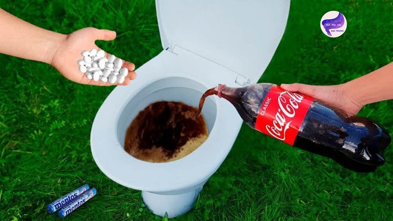 thông bồn cầu bằng coca