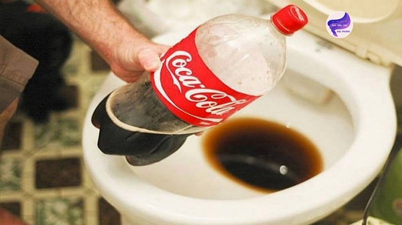 thông bồn cầu bằng coca