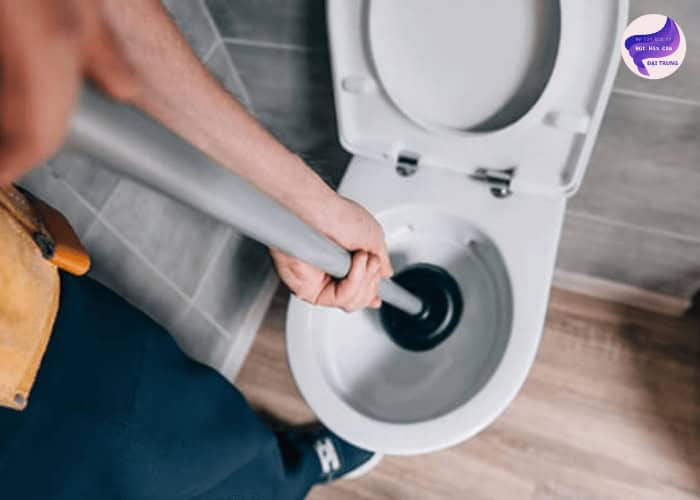 Cách thông bồn cầu (5)