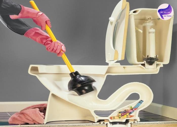 Cách thông bồn cầu (6)