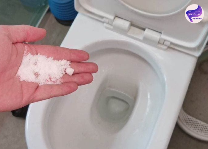 Cách thông bồn cầu Thông bồn cầu bằng muối quả nhất