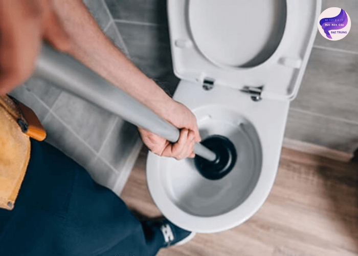 Cách thông bồn cầu bị nghẹt băng vệ sinh (2) Cách thông bồn cầu bị nghẹt băng vệ sinh (2)