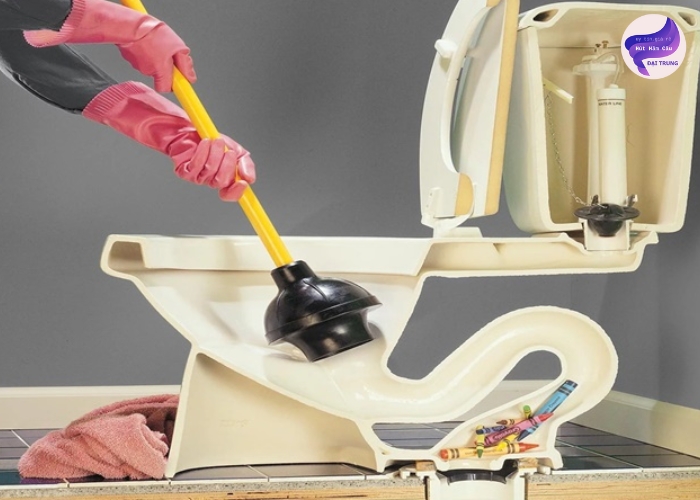Cách thông bồn cầu bị nghẹt băng vệ sinh (4) Cách thông bồn cầu bị nghẹt băng vệ sinh (4)