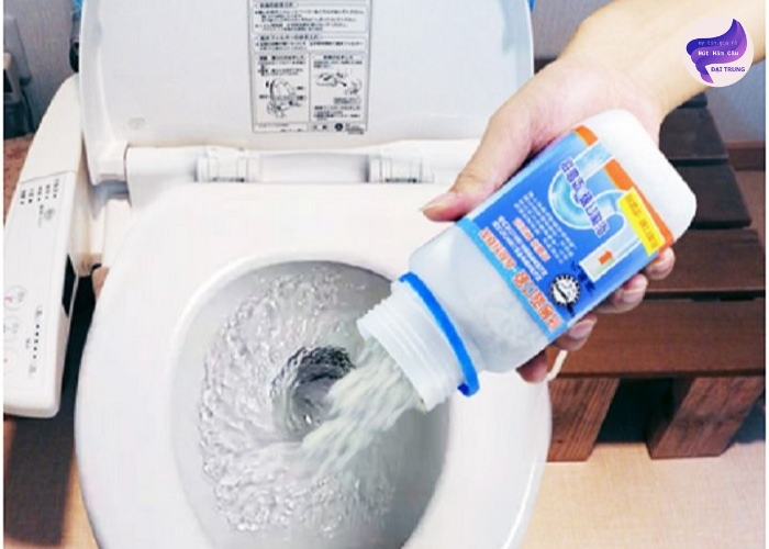 Cách thông bồn cầu bị nghẹt giấy (9)