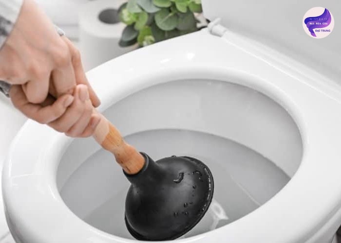 Cách thông tắc bồn cầu (3)