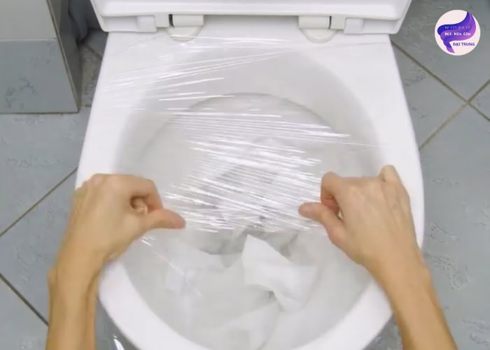 Cách thông tắc bồn cầu (5)