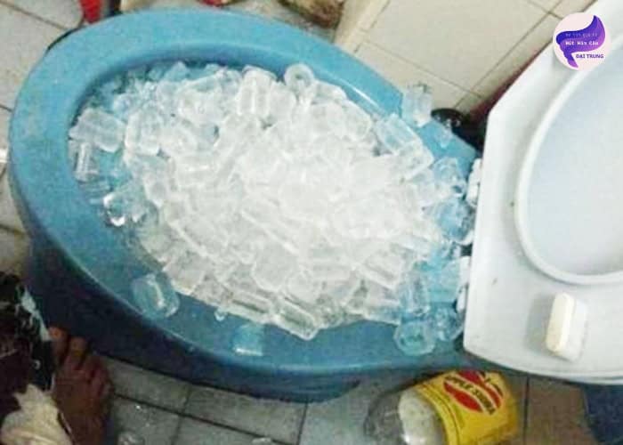 Cách thông tắc bồn cầu (8)