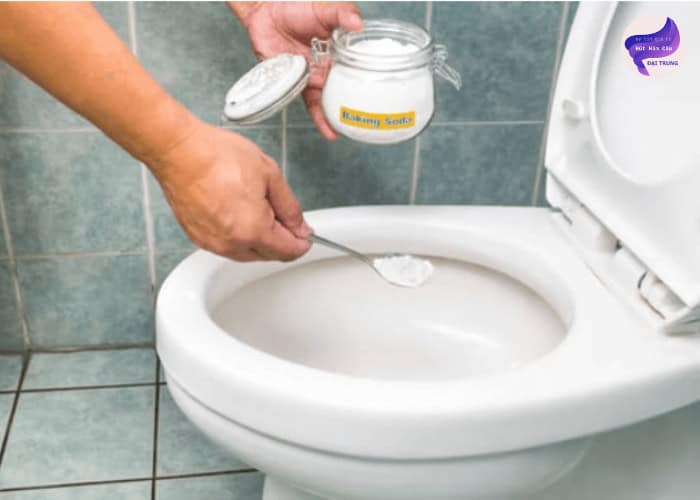 Cách thông tắc bồn cầu (9)