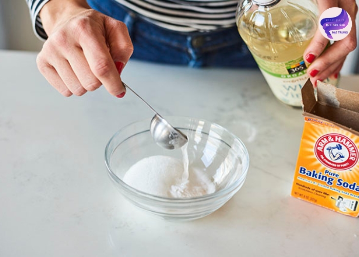 Cách thông tắc bồn cầu bằng Baking Soda và giấm (5) Cách thông tắc bồn cầu bằng Baking Soda và giấm (5)