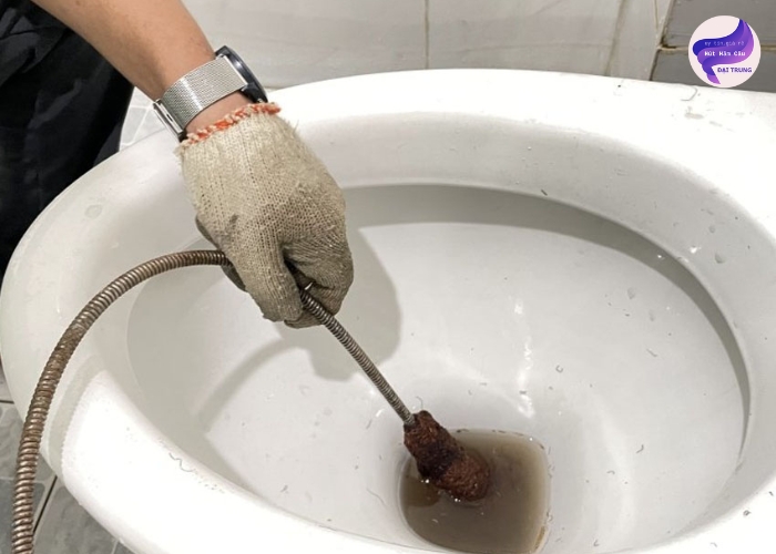 Cách thông tắc bồn cầu bằng dây (2) Cách thông tắc bồn cầu bằng dây (2)