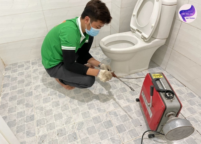 Cách thông tắc bồn cầu bằng dây (3) Cách thông tắc bồn cầu bằng dây (3)