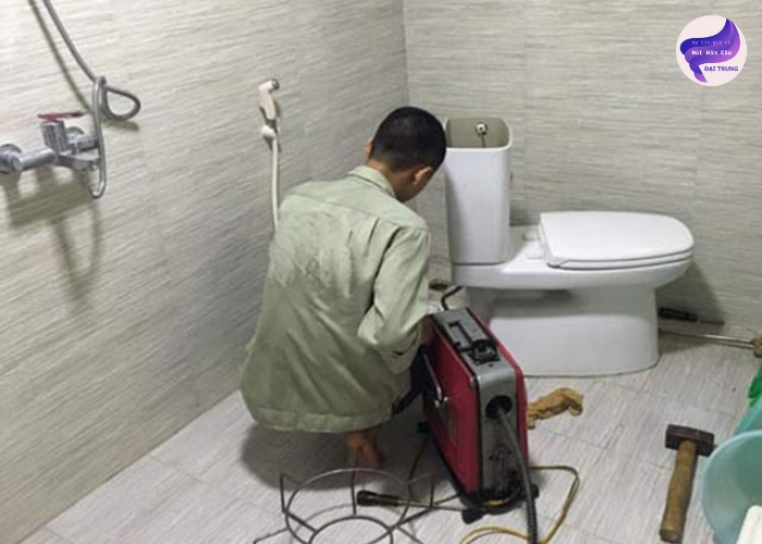 Cách thông tắc bồn cầu bằng dây (6) Cách thông tắc bồn cầu bằng dây (6)