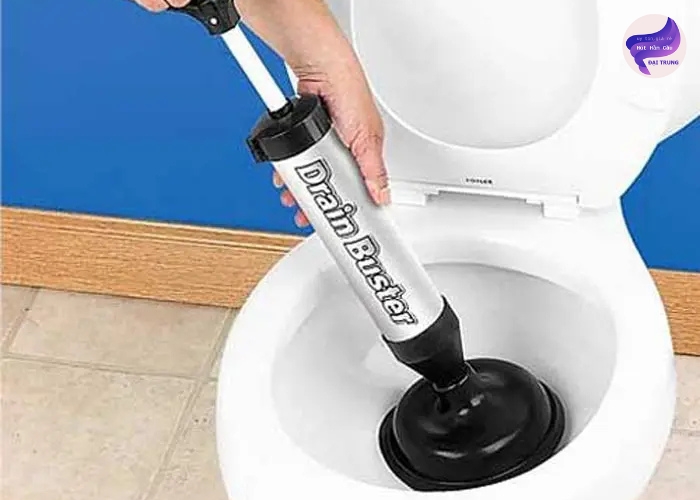 Cách thông tắc bồn cầu hiệu quả