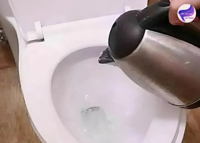 Mẹo thông tắc bồn cầu dân gian (5)
