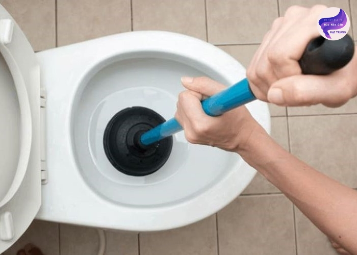 Mẹo thông tắc bồn cầu tại nhà (2) Mẹo thông tắc bồn cầu tại nhà (2)