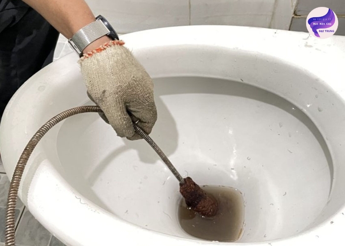 Thông bồn cầu bằng dây lò xo (2) Thông bồn cầu bằng dây lò xo (2)