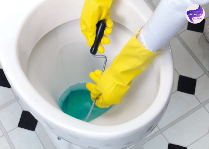 Thông bồn cầu bằng dây lò xo (5) Thông bồn cầu bằng dây lò xo (5)