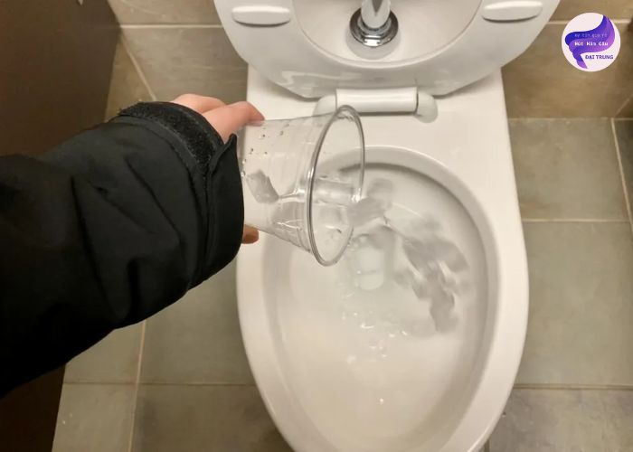 Thông bồn cầu bằng giấm (4)