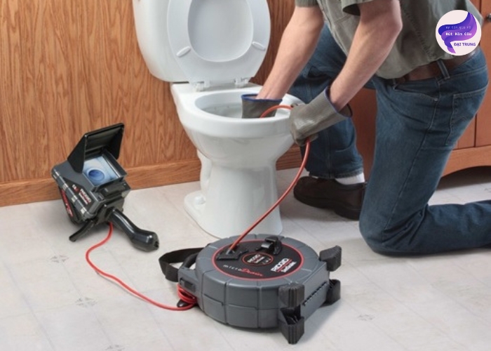 Thông bồn cầu bằng máy lò xo (3)