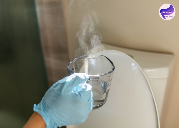 Thông bồn cầu bằng nước nóng (3)