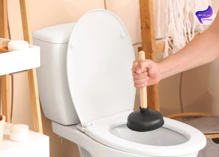 Thông bồn cầu bằng nước nóng (5)