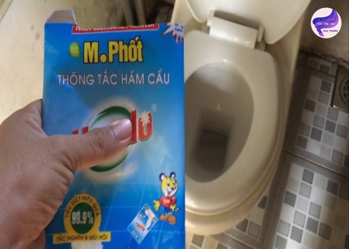 Cách thông bồn cầu bằng bột thông bồn cầu (3)