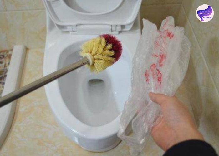 Cách thông bồn cầu bằng chổi (2) Cách thông bồn cầu bằng chổi (2)