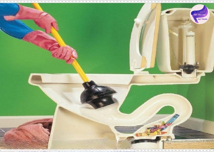 Cách thông bồn cầu bằng thụt Piston (4)