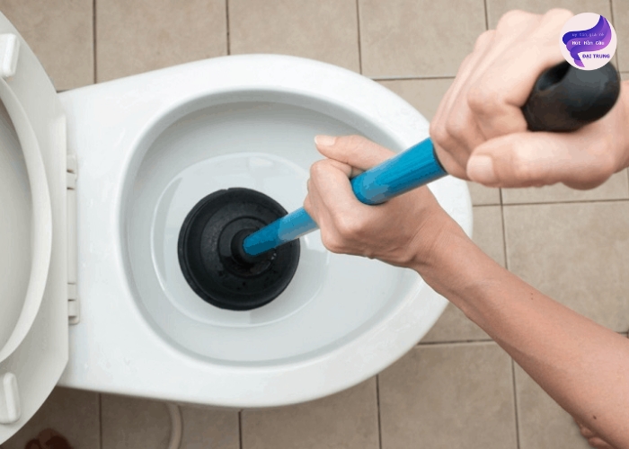 Cách thông bồn cầu bằng thụt Piston