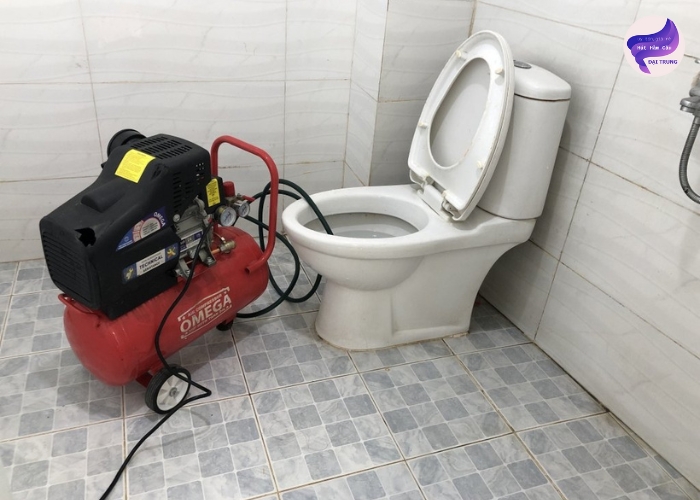 Cách thông bồn cầu bị nghẹt thức ăn (4)