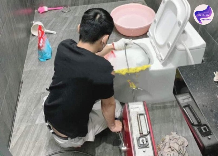 Cách thông bồn cầu nhanh nhất (5)