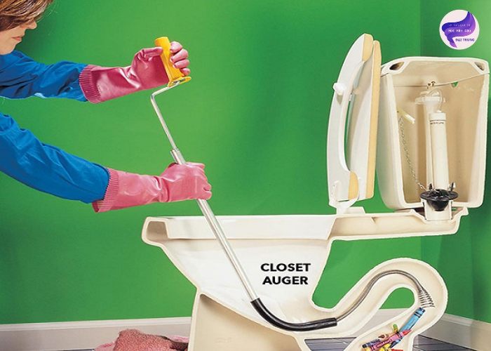 Cách thông tắc bồn cầu bằng dây lò xo tự làm