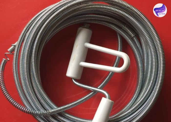 Cách thông tắc bồn cầu bằng dây lò xo tự làm (3)