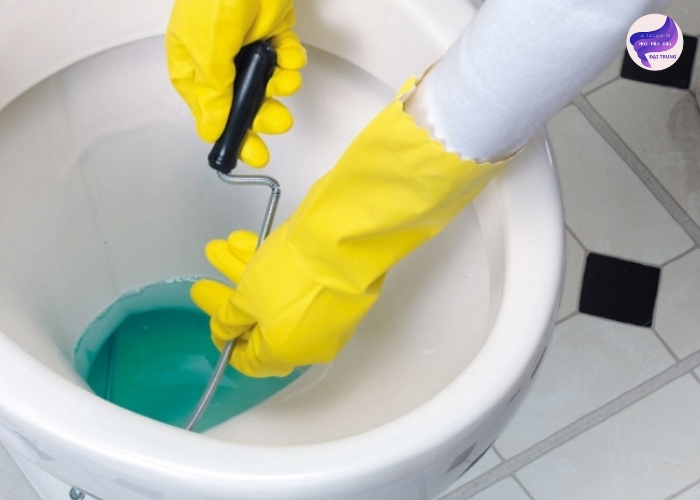 Cách thông tắc bồn cầu bằng dây lò xo tự làm (5)