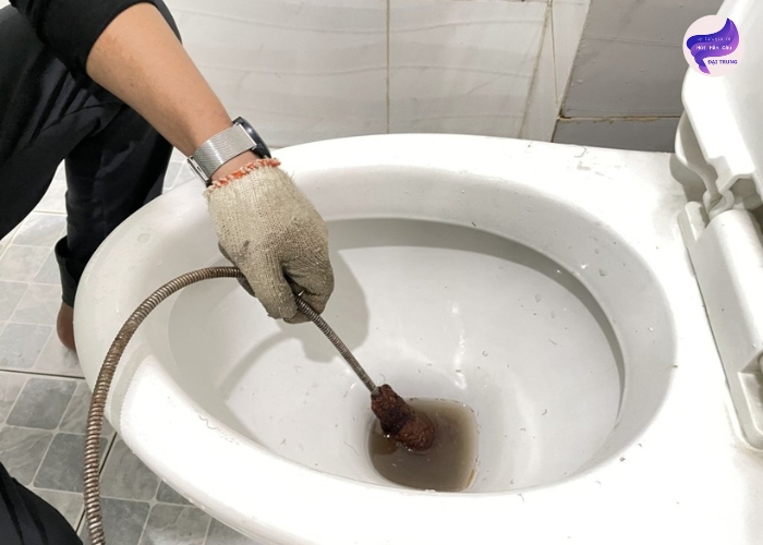 Cách thông tắc bồn cầu bằng dây lò xo tự làm (6)