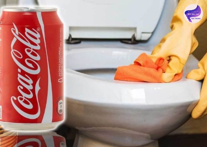 Mẹo thông bồn cầu bằng Coca Cola (4)