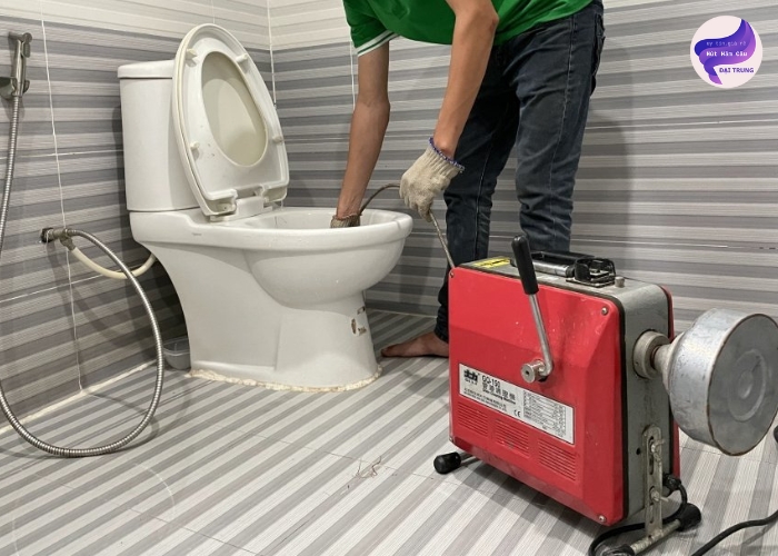 Thông bồn cầu bị nghẹt tóc (2)