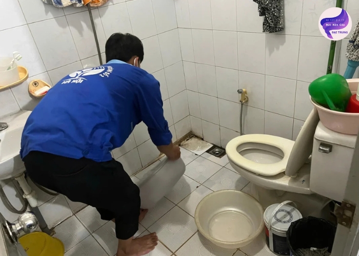 Thông bồn cầu bị nghẹt tóc (4)