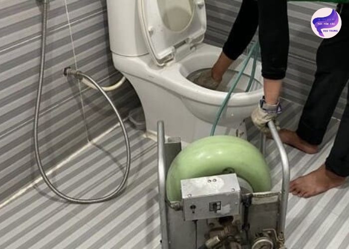Thông tắc bồn cầu bằng máy thông (6) Thông tắc bồn cầu bằng máy thông (6)