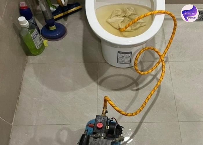 Thông tắc bồn cầu bằng máy thông (7) Thông tắc bồn cầu bằng máy thông (7)